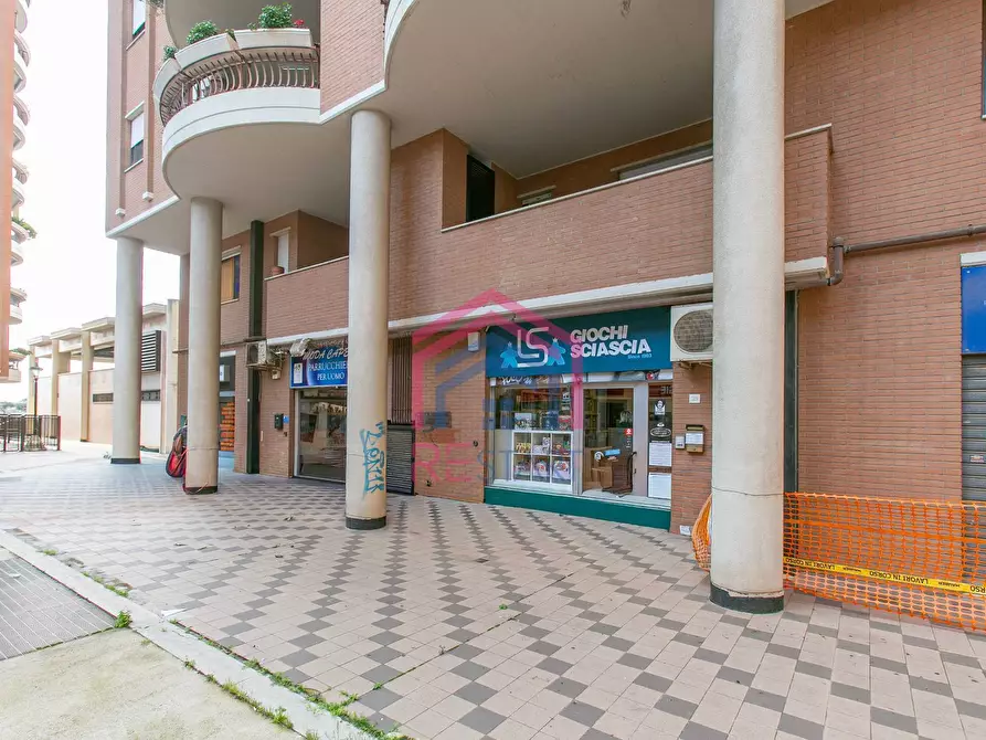 Immagine 1 di Negozio in affitto  in PIAZZA SAN BENEDETTO DA NORCIA SNC a Pomezia