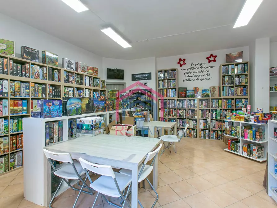 Immagine 2 di Negozio in affitto  in PIAZZA SAN BENEDETTO DA NORCIA SNC a Pomezia