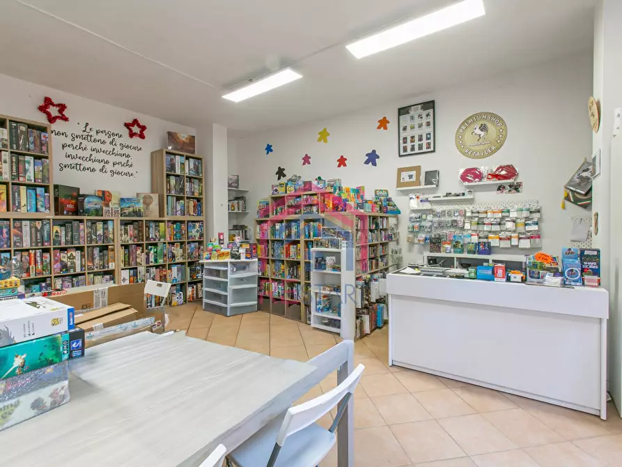 Immagine 3 di Negozio in affitto  in PIAZZA SAN BENEDETTO DA NORCIA SNC a Pomezia