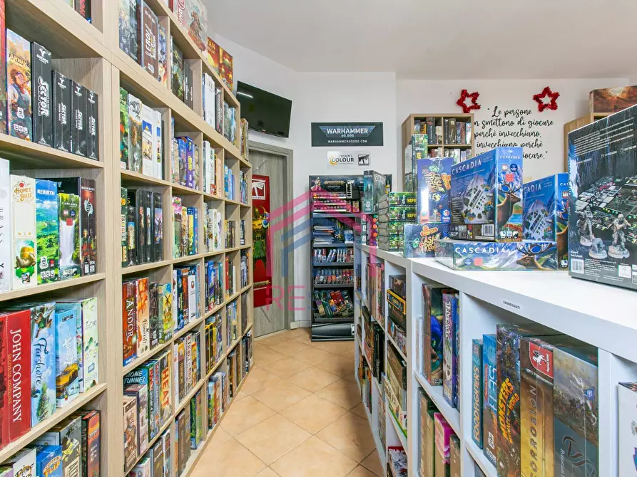 Immagine 4 di Negozio in affitto  in PIAZZA SAN BENEDETTO DA NORCIA SNC a Pomezia