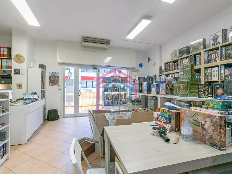 Immagine 6 di Negozio in affitto  in PIAZZA SAN BENEDETTO DA NORCIA SNC a Pomezia