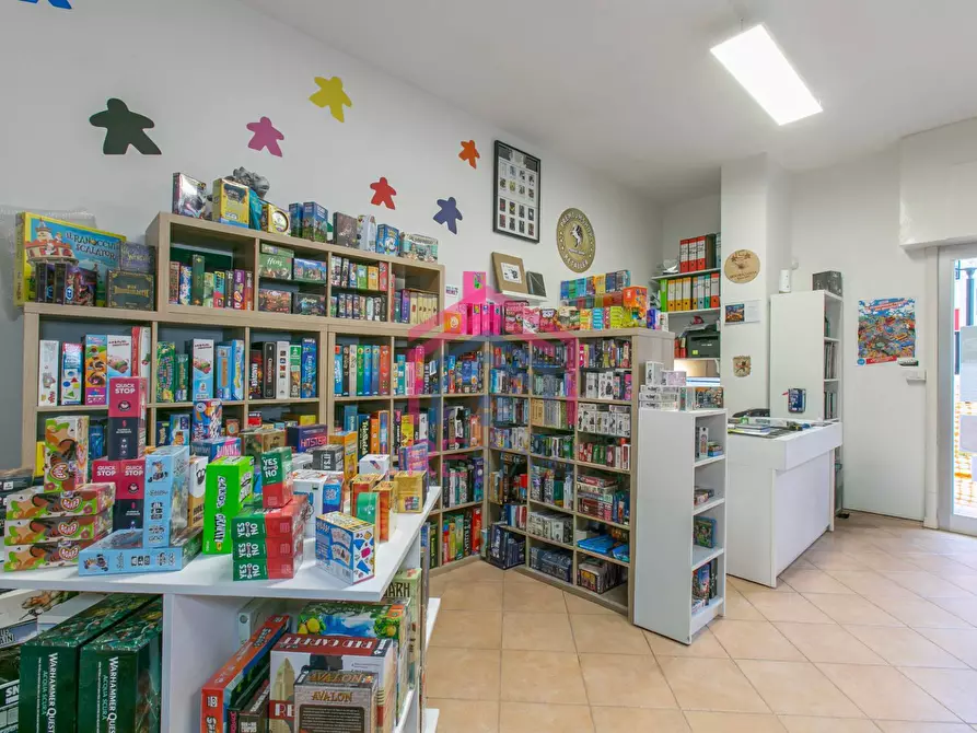 Immagine 7 di Negozio in affitto  in PIAZZA SAN BENEDETTO DA NORCIA SNC a Pomezia