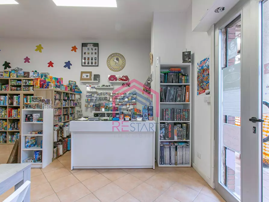 Immagine 8 di Negozio in affitto  in PIAZZA SAN BENEDETTO DA NORCIA SNC a Pomezia