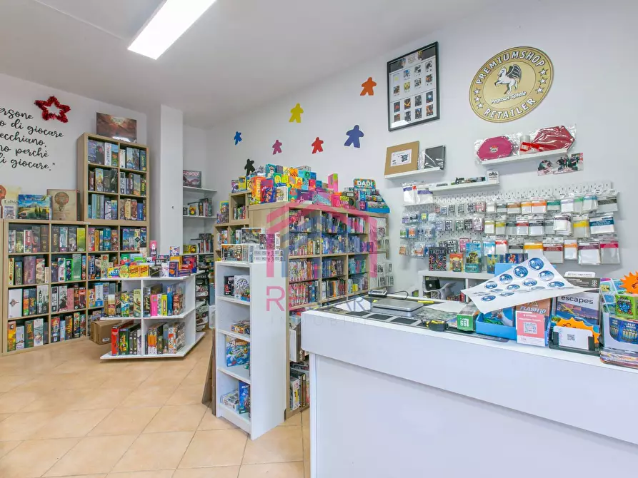 Immagine 9 di Negozio in affitto  in PIAZZA SAN BENEDETTO DA NORCIA SNC a Pomezia