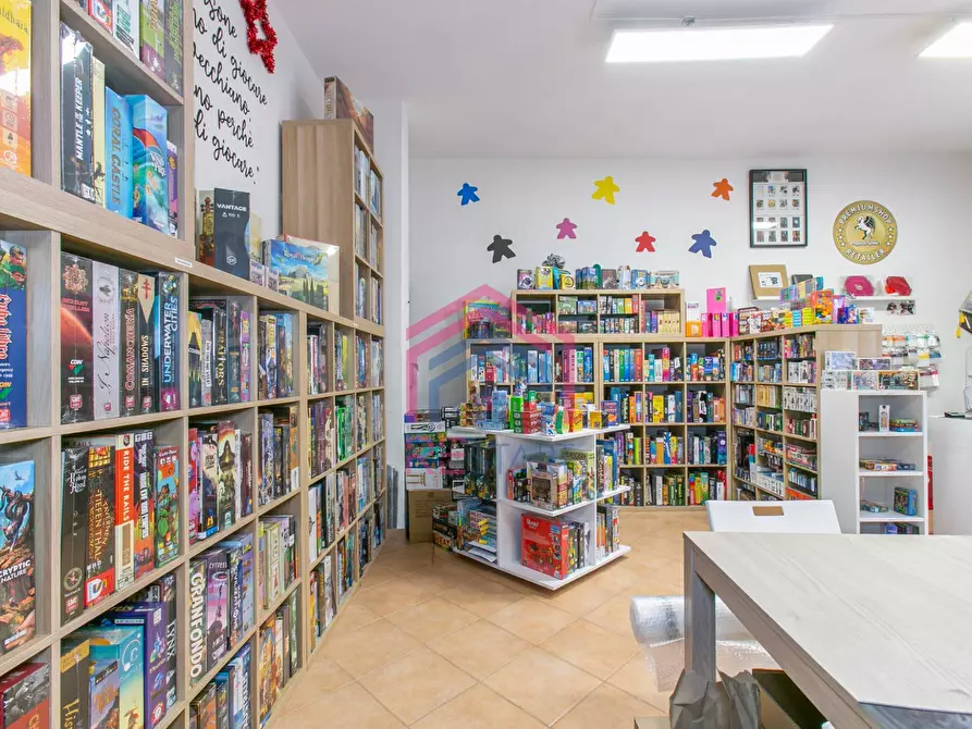 Immagine 10 di Negozio in affitto  in PIAZZA SAN BENEDETTO DA NORCIA SNC a Pomezia