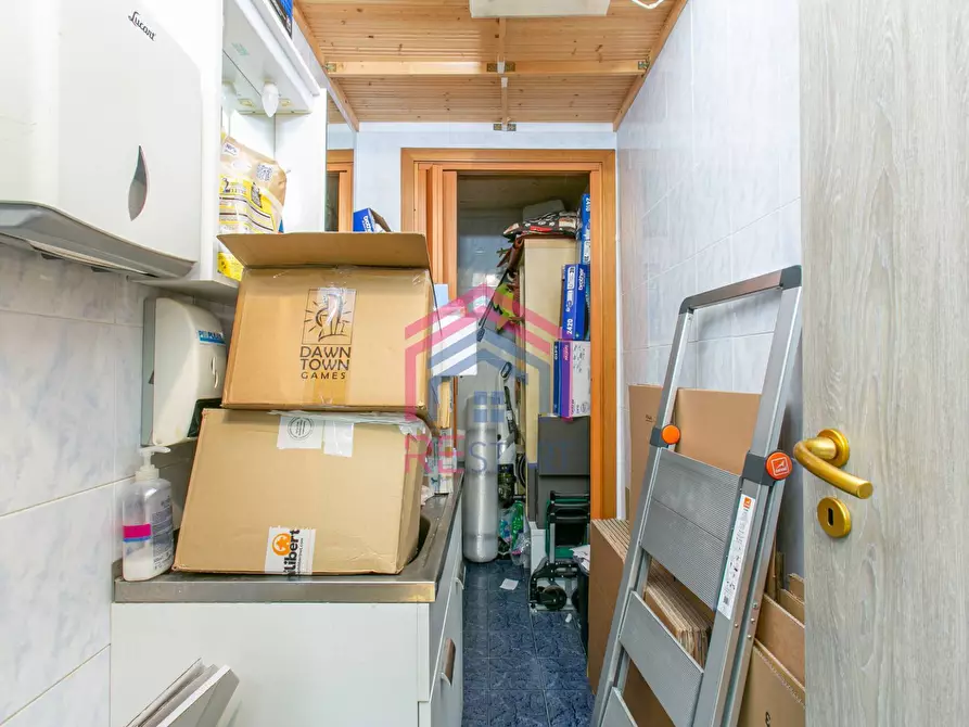 Immagine 11 di Negozio in affitto  in PIAZZA SAN BENEDETTO DA NORCIA SNC a Pomezia