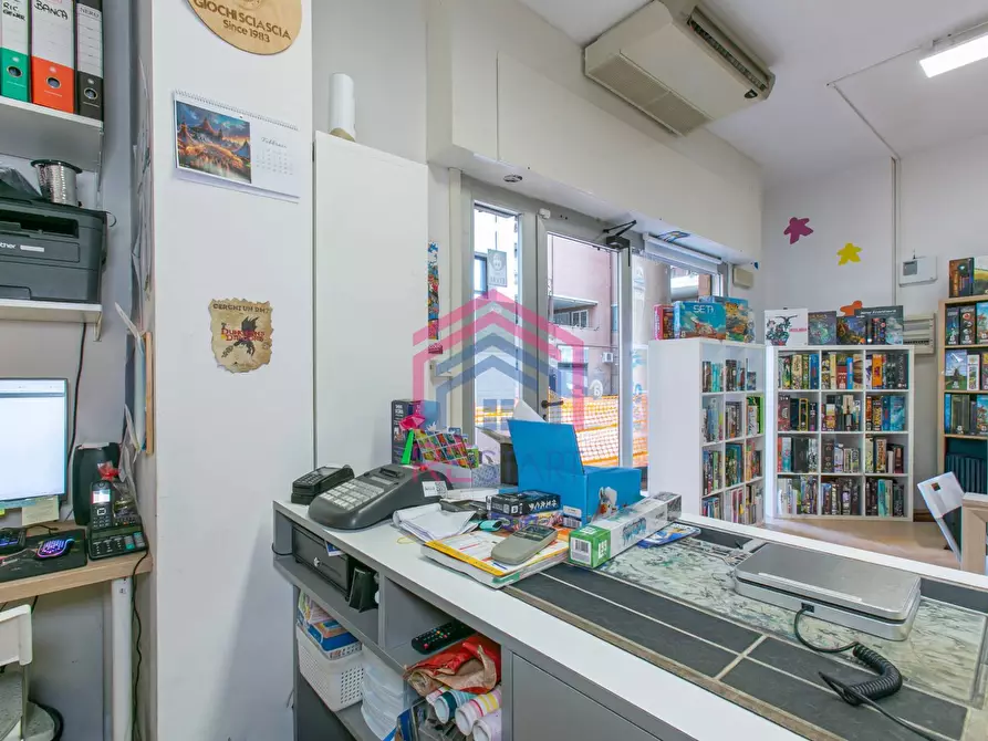 Immagine 12 di Negozio in affitto  in PIAZZA SAN BENEDETTO DA NORCIA SNC a Pomezia