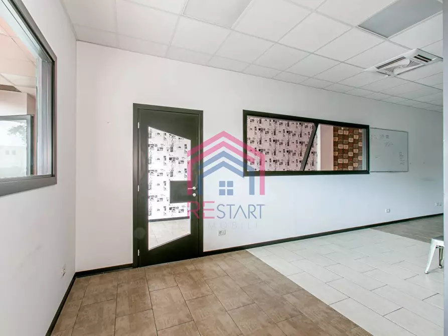 Immagine 14 di Locale commerciale in affitto  in via laurentina 157 a Pomezia