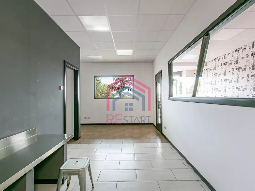 Immagine 16 di Locale commerciale in affitto  in via laurentina 157 a Pomezia