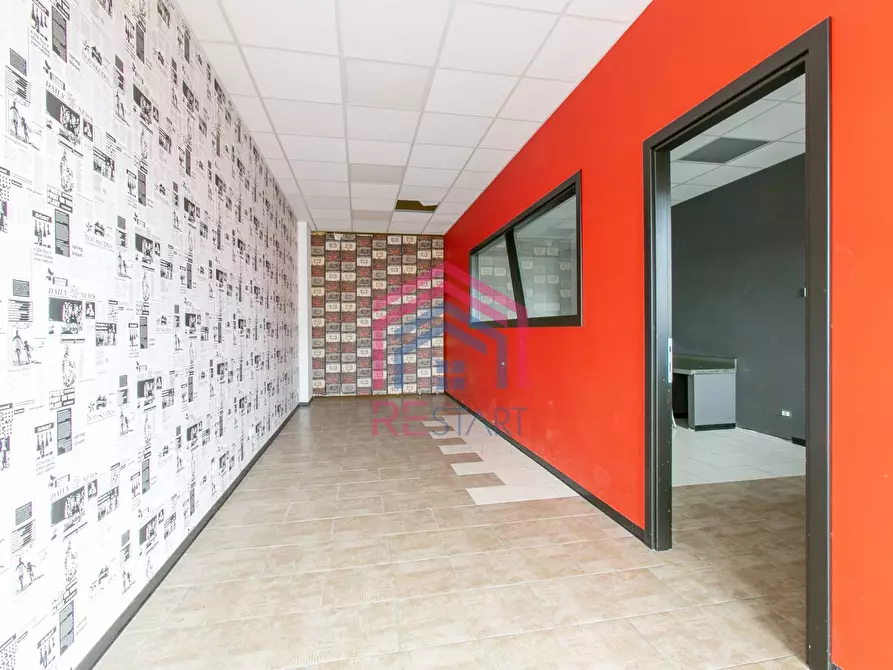 Immagine 2 di Locale commerciale in vendita  in VIA LAURENTINA 157 a Pomezia