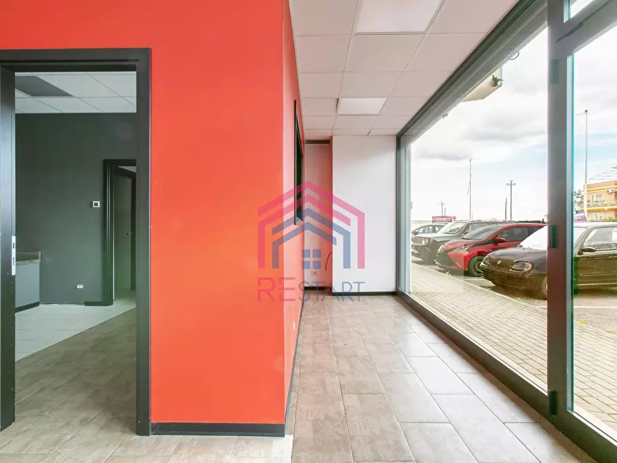 Immagine 1 di Locale commerciale in vendita  in VIA LAURENTINA 157 a Pomezia