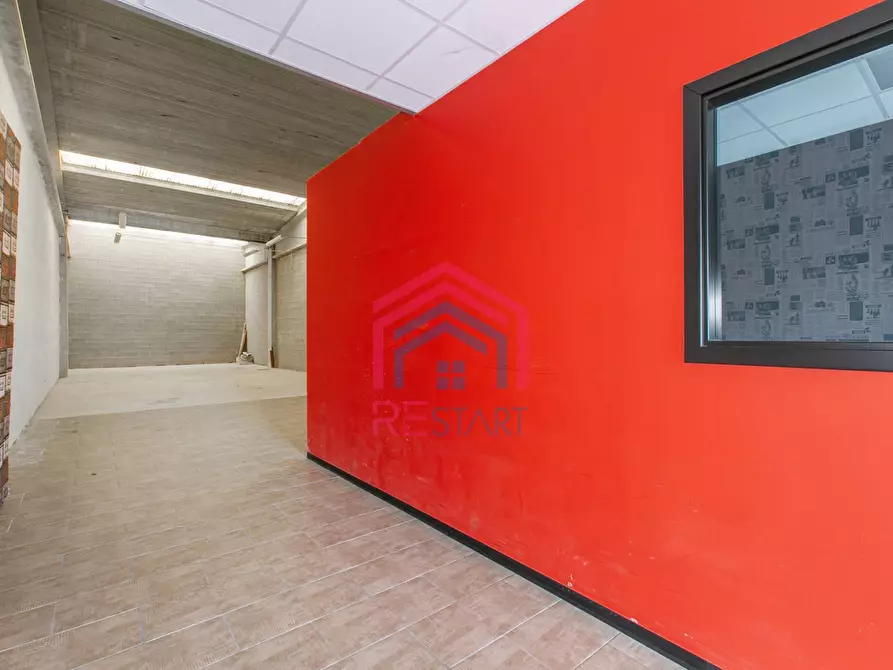 Immagine 4 di Locale commerciale in vendita  in VIA LAURENTINA 157 a Pomezia