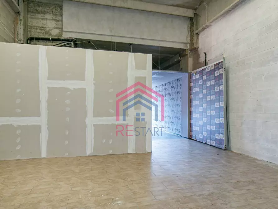 Immagine 10 di Locale commerciale in vendita  in VIA LAURENTINA 157 a Pomezia