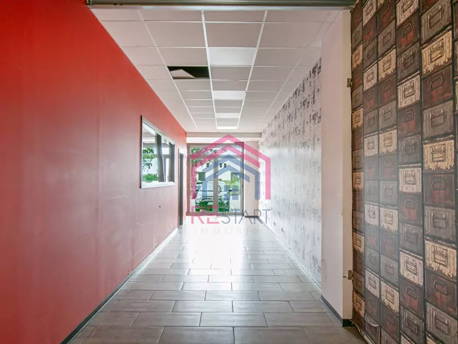 Immagine 11 di Locale commerciale in vendita  in VIA LAURENTINA 157 a Pomezia