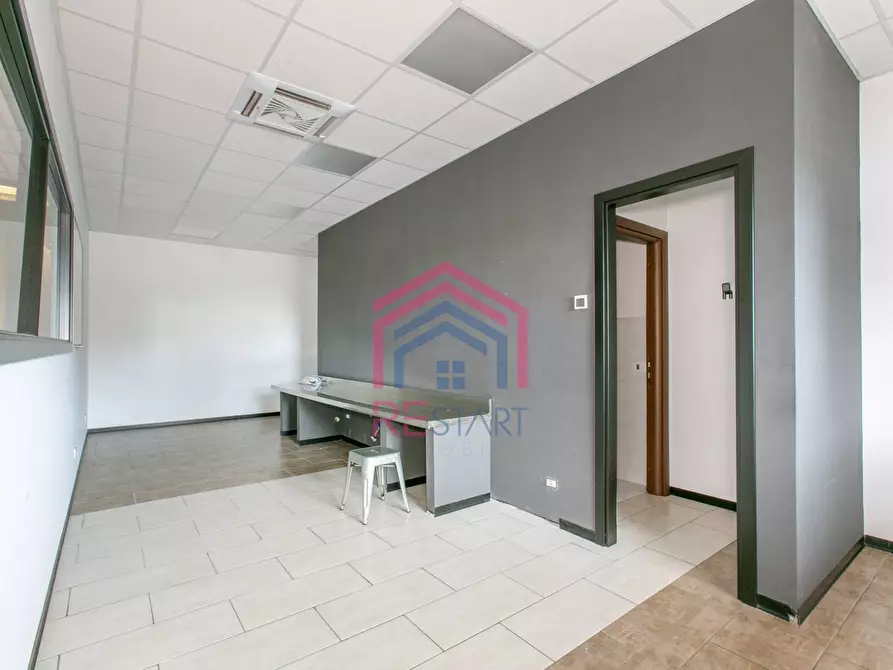 Immagine 12 di Locale commerciale in vendita  in VIA LAURENTINA 157 a Pomezia