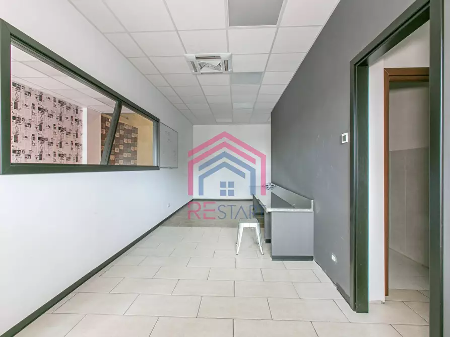 Immagine 13 di Locale commerciale in vendita  in VIA LAURENTINA 157 a Pomezia