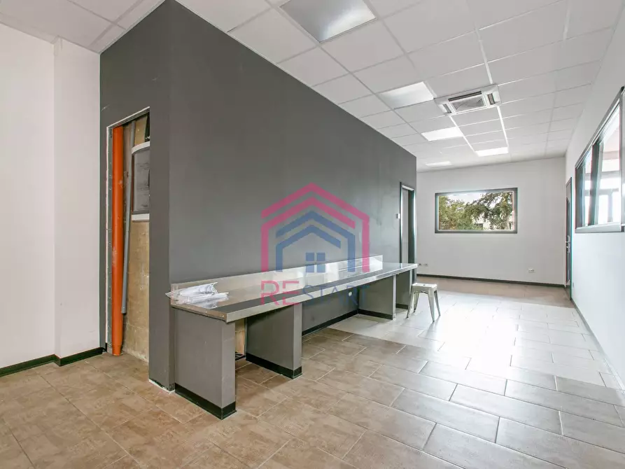 Immagine 15 di Locale commerciale in vendita  in VIA LAURENTINA 157 a Pomezia