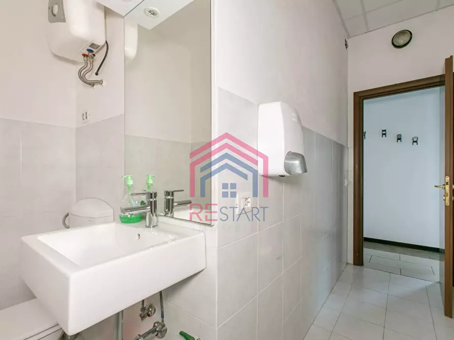 Immagine 17 di Locale commerciale in vendita  in VIA LAURENTINA 157 a Pomezia