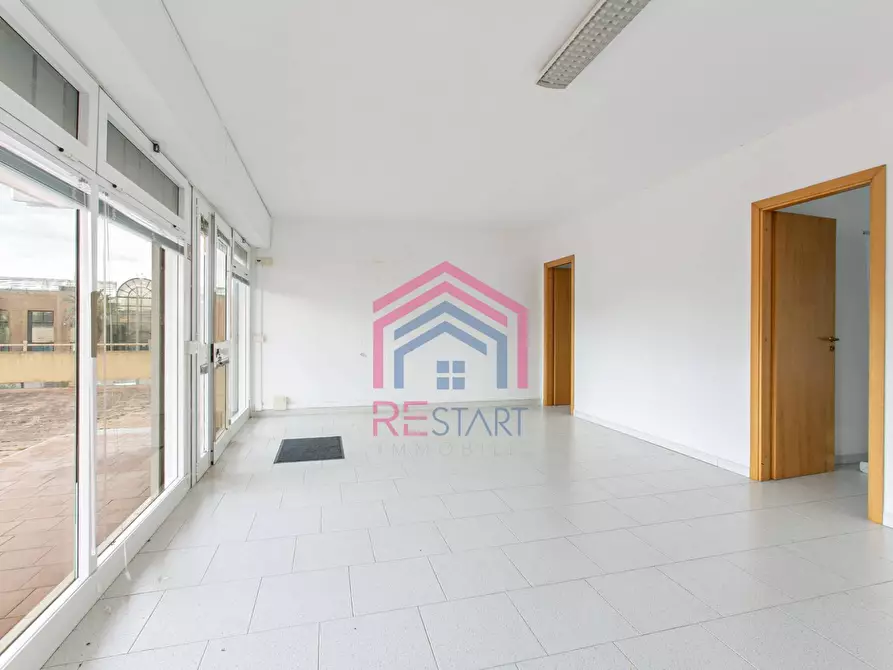 Immagine 4 di Locale commerciale in affitto  in via alcide de gasperi a Aprilia