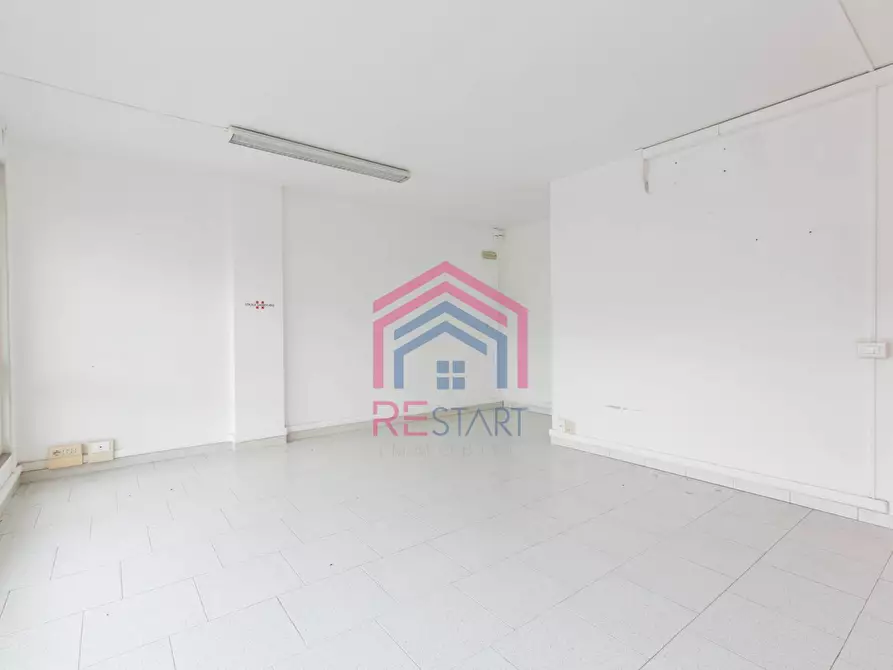 Immagine 7 di Locale commerciale in affitto  in via alcide de gasperi a Aprilia