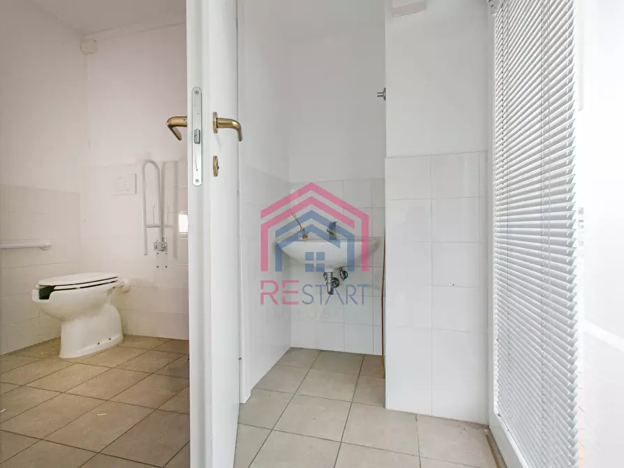 Immagine 12 di Locale commerciale in affitto  in via alcide de gasperi a Aprilia