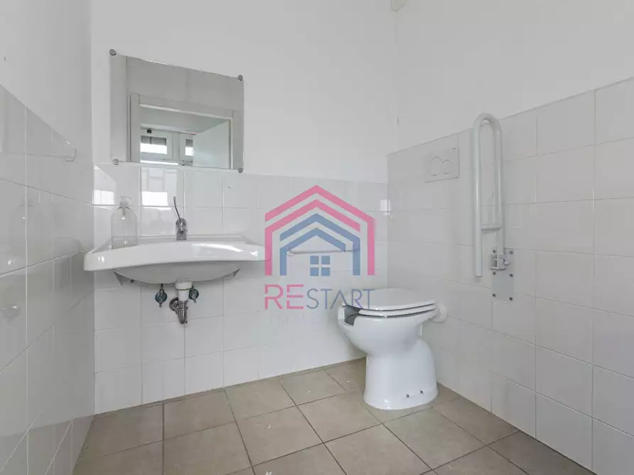 Immagine 11 di Locale commerciale in affitto  in via alcide de gasperi a Aprilia