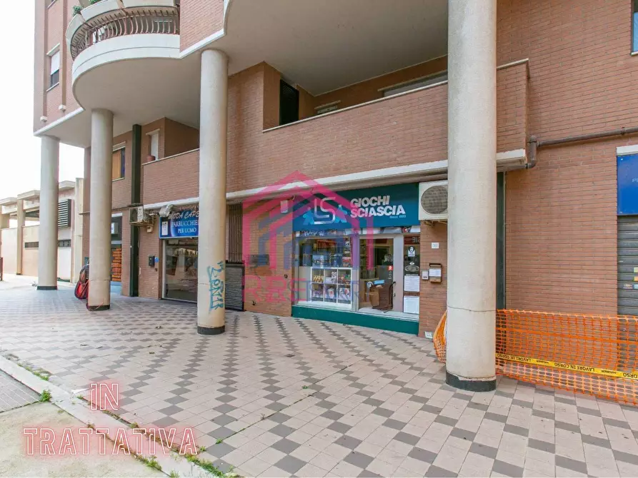 Immagine 1 di Negozio in affitto  in PIAZZA SAN BENEDETTO DA NORCIA SNC a Pomezia