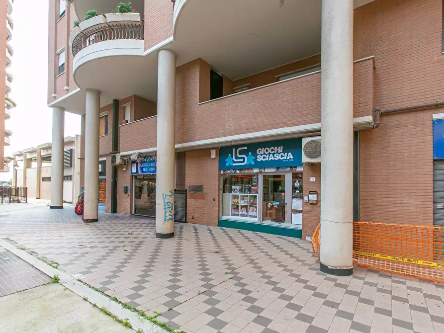 Immagine 1 di Negozio in affitto  in PIAZZA SAN BENEDETTO DA NORCIA SNC a Pomezia