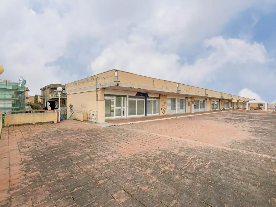 Immagine 15 di Locale commerciale in affitto  in via alcide de gasperi a Aprilia