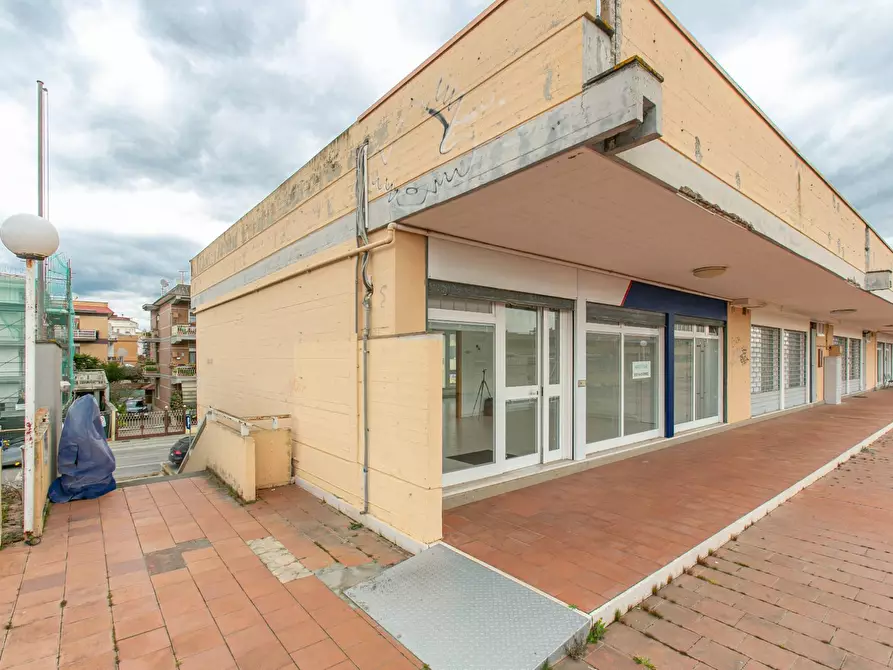 Immagine 19 di Locale commerciale in affitto  in via alcide de gasperi a Aprilia