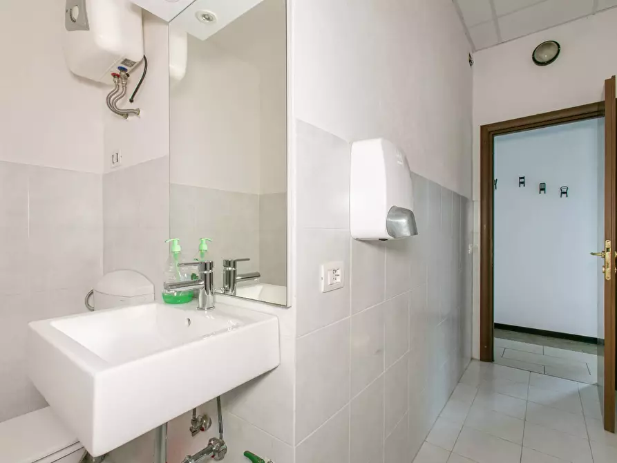 Immagine 37 di Locale commerciale in affitto  in via alcide de gasperi a Aprilia