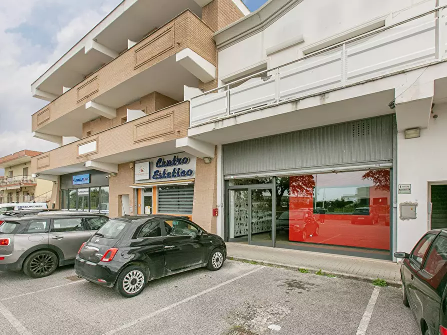 Immagine 39 di Locale commerciale in affitto  in via alcide de gasperi a Aprilia