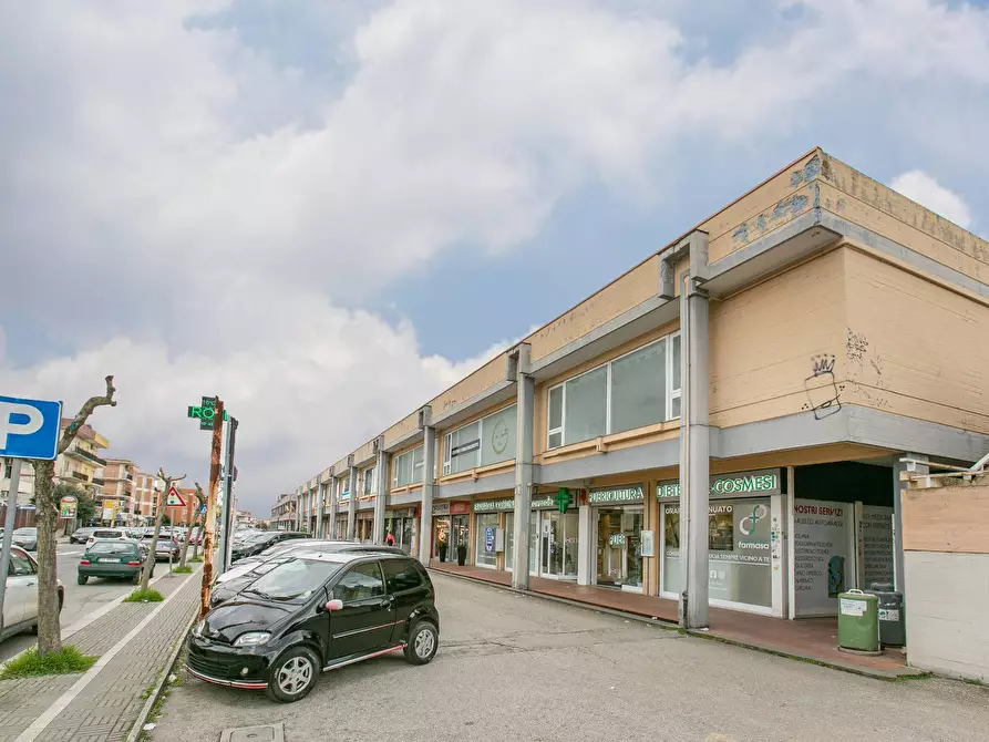 Immagine 40 di Locale commerciale in affitto  in via alcide de gasperi a Aprilia