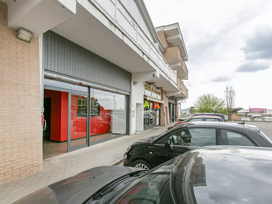Immagine 41 di Locale commerciale in affitto  in via alcide de gasperi a Aprilia