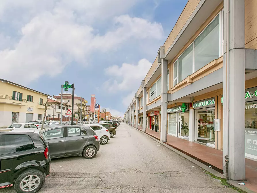 Immagine 42 di Locale commerciale in affitto  in via alcide de gasperi a Aprilia