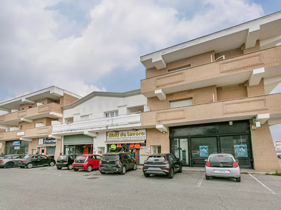 Immagine 43 di Locale commerciale in affitto  in via alcide de gasperi a Aprilia