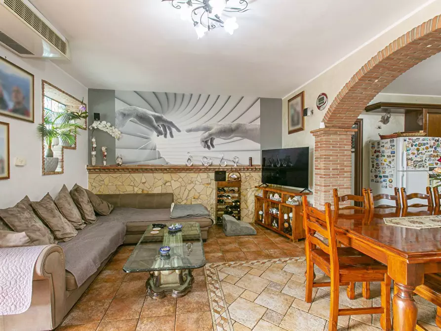 Immagine 14 di Villa in vendita  in via stromboli 8 a Aprilia
