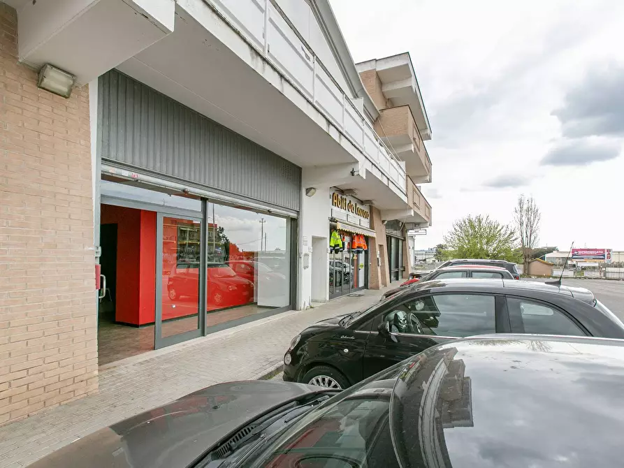 Immagine 19 di Locale commerciale in vendita  in VIA LAURENTINA 157 a Pomezia