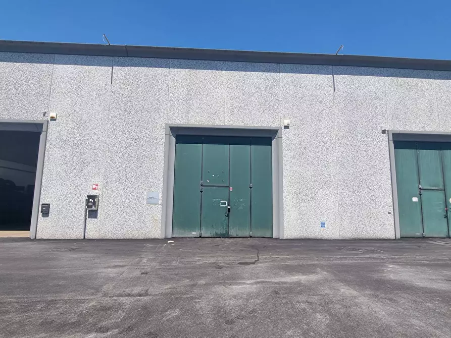 Immagine 2 di Capannone industriale in affitto  in Via dei Castelli Romani 54 a Pomezia