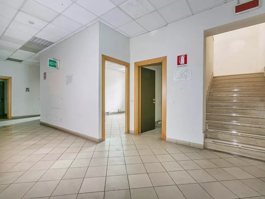 Immagine 9 di Locale commerciale in vendita  in Via Pontina a Aprilia