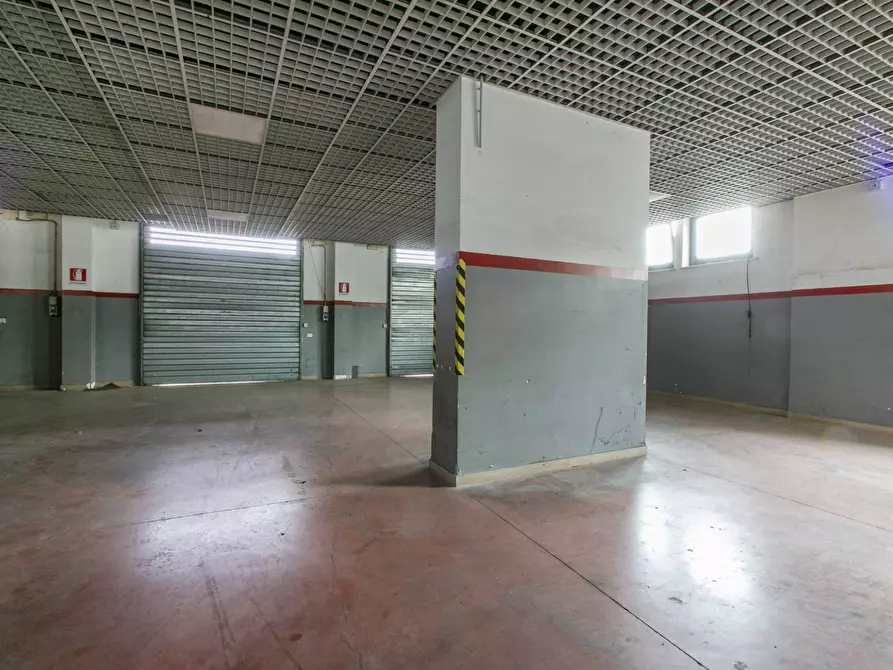 Immagine 13 di Locale commerciale in vendita  in Via Pontina a Aprilia