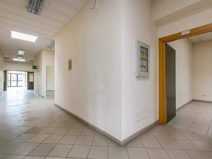Immagine 29 di Locale commerciale in vendita  in Via Pontina a Aprilia