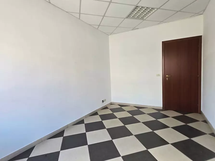 Immagine 11 di Ufficio in affitto  in Via De La Comunella 188-200 a Roma