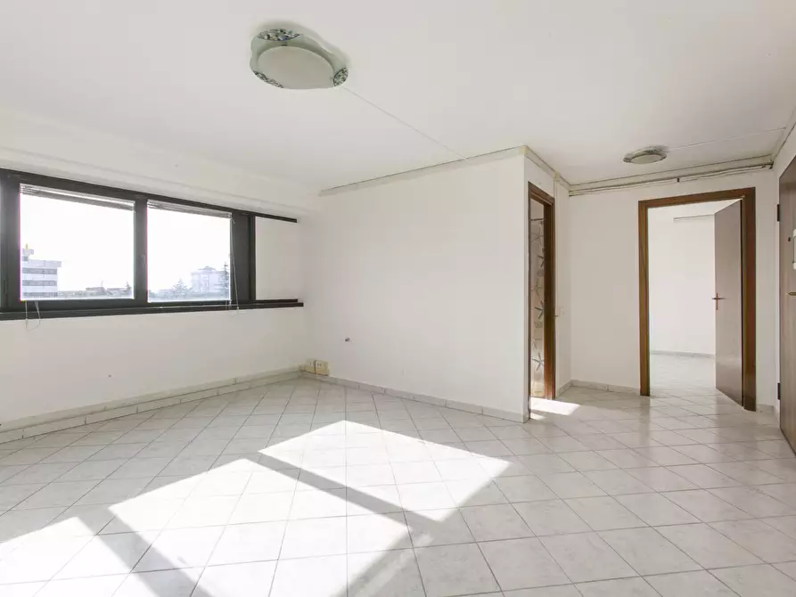 Immagine 10 di Ufficio in vendita  in Via Castelli Romani 41 a Pomezia