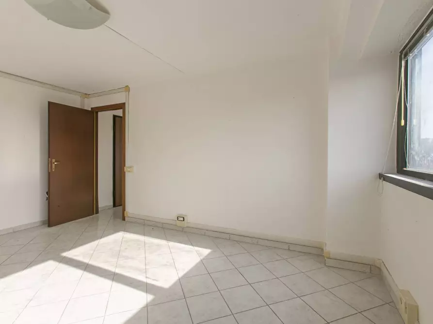 Immagine 15 di Ufficio in vendita  in Via Castelli Romani 41 a Pomezia