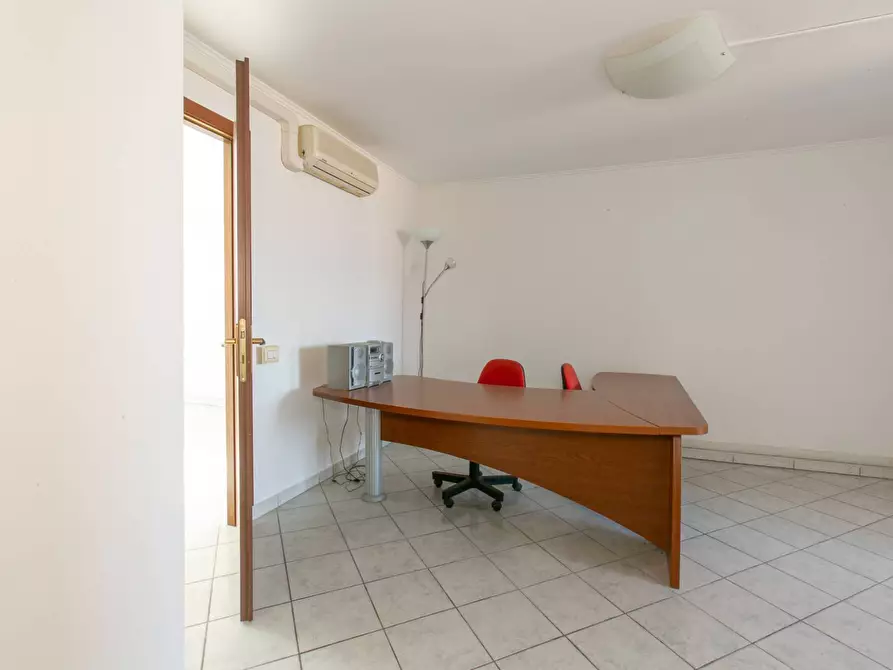Immagine 10 di Ufficio in vendita  in Via Castelli Romani 41 a Pomezia