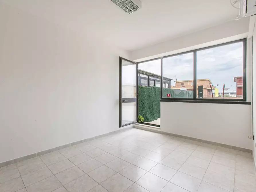 Immagine 8 di Ufficio in vendita  in Via Castelli Romani 41 a Pomezia