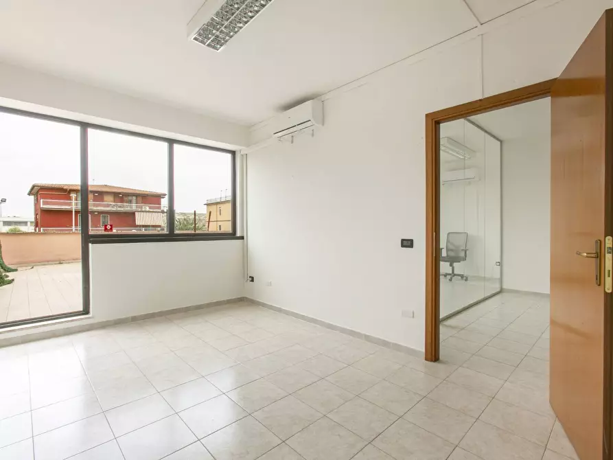 Immagine 9 di Ufficio in vendita  in Via Castelli Romani 41 a Pomezia