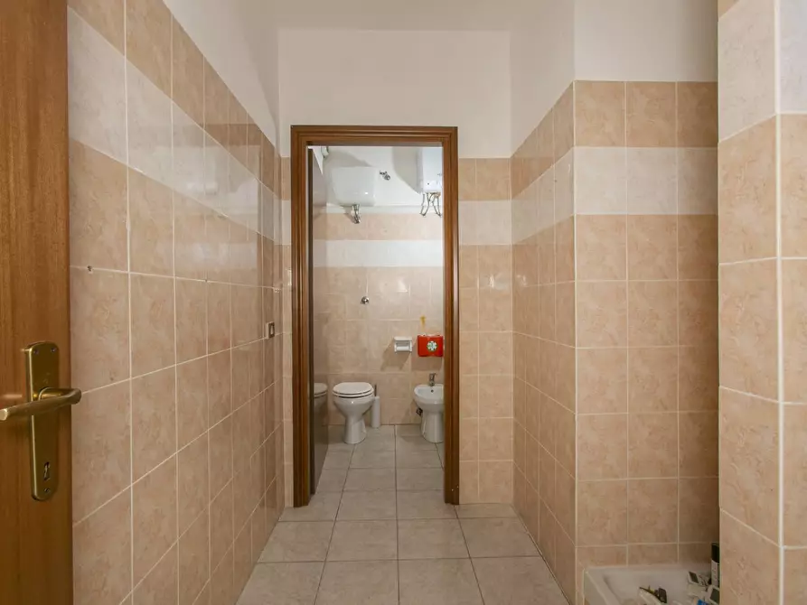 Immagine 12 di Ufficio in vendita  in Via Castelli Romani 41 a Pomezia