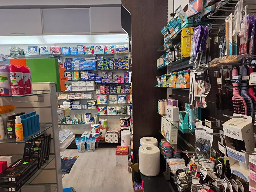 Immagine 4 di Negozio in affitto  in Via Roma 34 a Pomezia